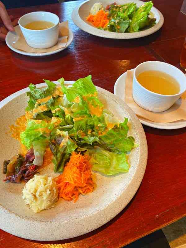 那須塩原市「さかなバル RENGE」のサラダとスープの写真