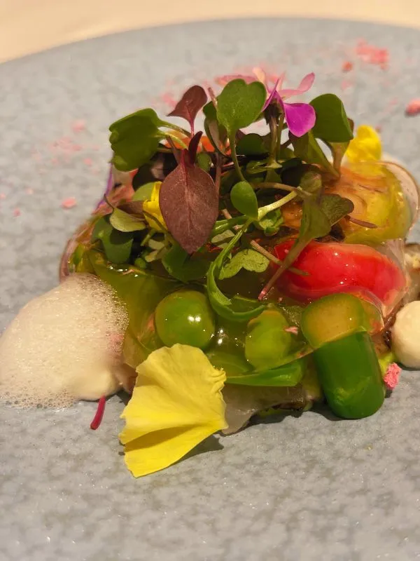 桜鯛のマリネと浅利の泡ソースが彩る春野菜のジュレ仕立て|春の前菜