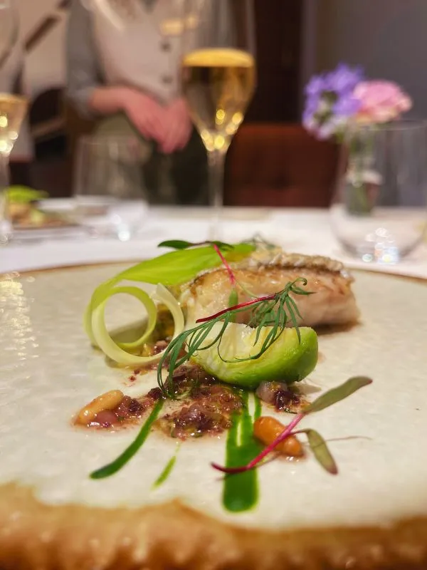 鰆のポワレと焦がしバター、山菜のピクルスを添えた魚料理|春の香りを楽しめる一皿