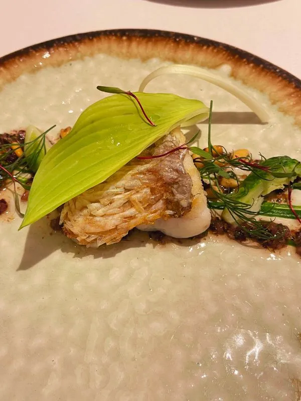 鰆のポワレと焦がしバター、山菜のピクルスを添えた魚料理|春の香りを楽しめる一皿
