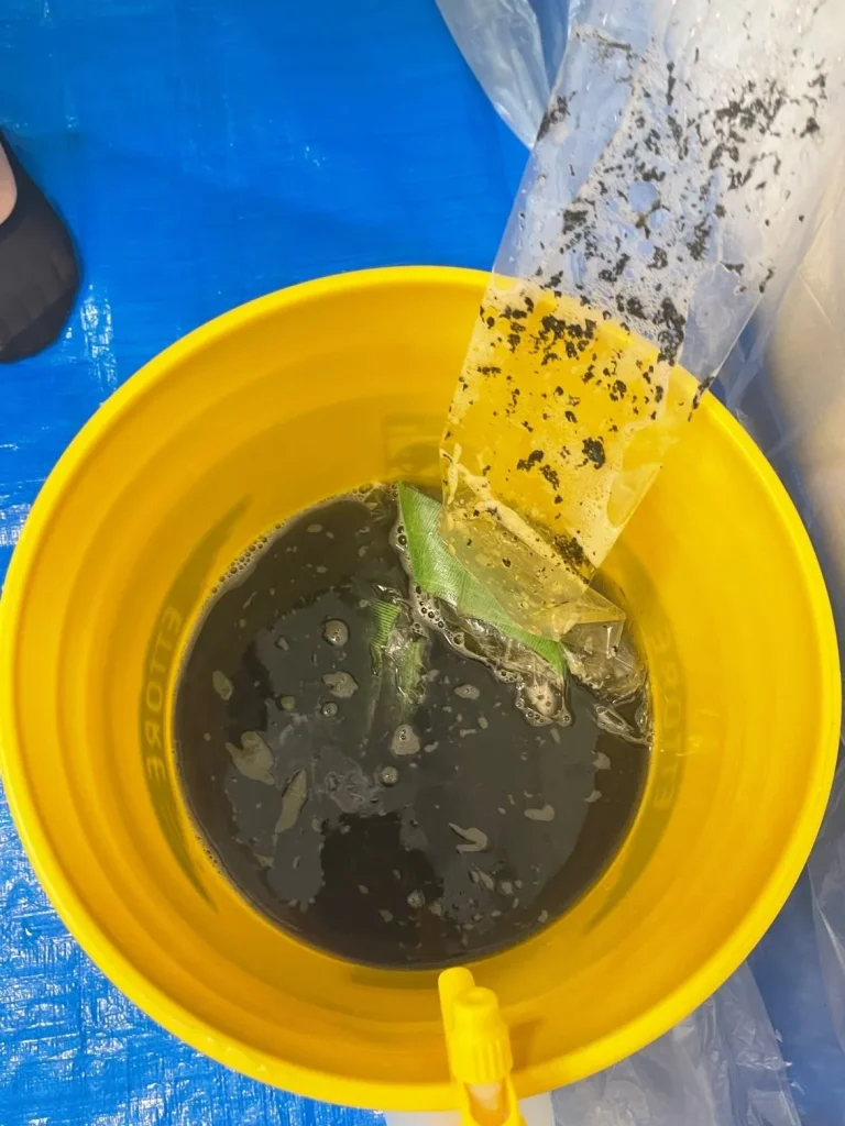 寝室のエアコンから出たカビの画像
