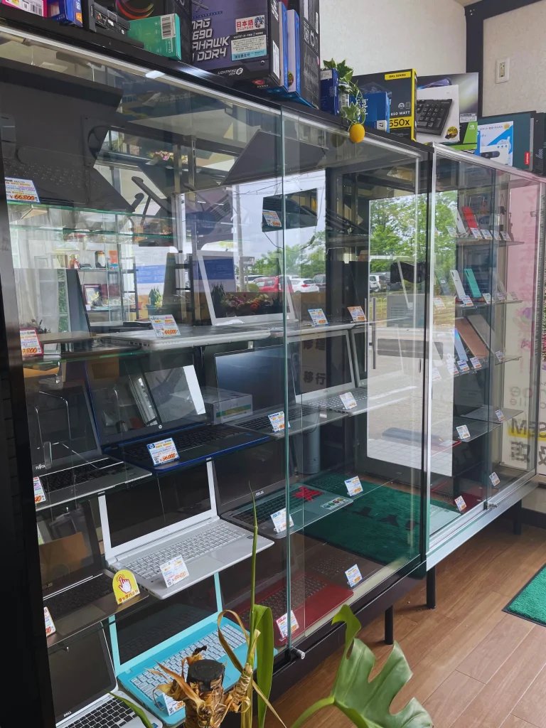 栃木県那須塩原市、パソコンスマホ販売エックススタイルの店内画像