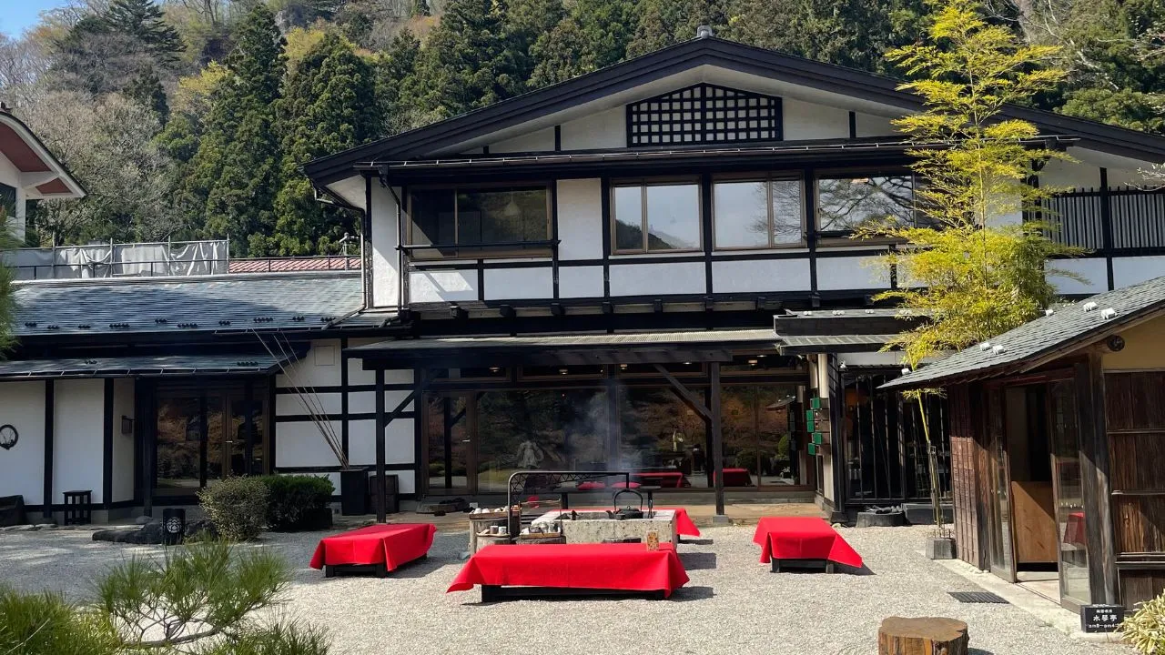 【板室温泉 大黒屋】カフェ利用もOK！「水琴亭」で味わう最高に贅沢な静寂。地元民が推すアートな宿