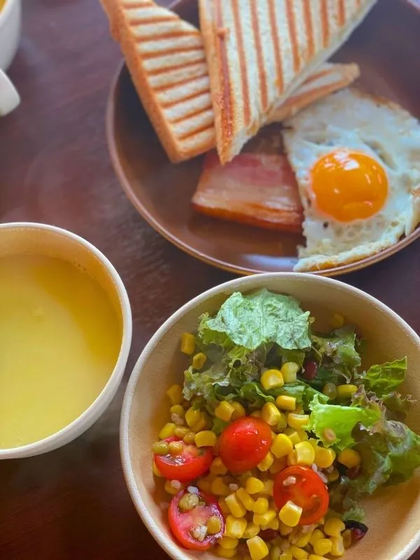 グランピングB&V 那須高原の朝食時ホットサンドとサラダの画像