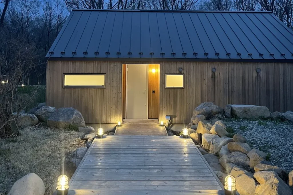 【プライベートサウナ付き】無印良品 陽の家 with SAUNA　夜の外観画像